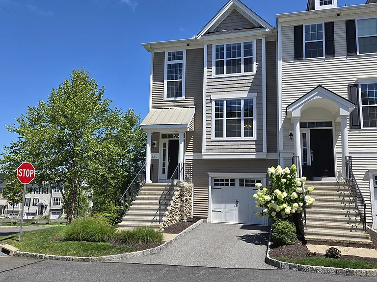 33 Moorland Dr — Photo 1