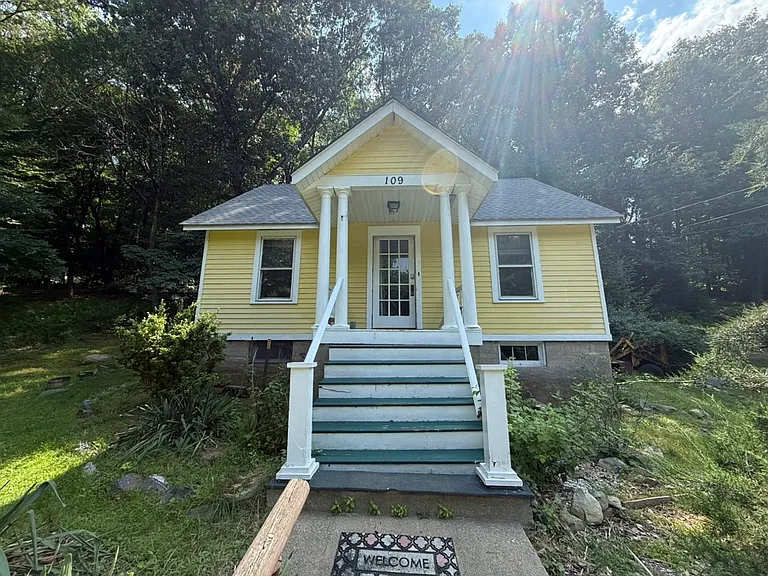 109 Carey Ave — Photo 1
