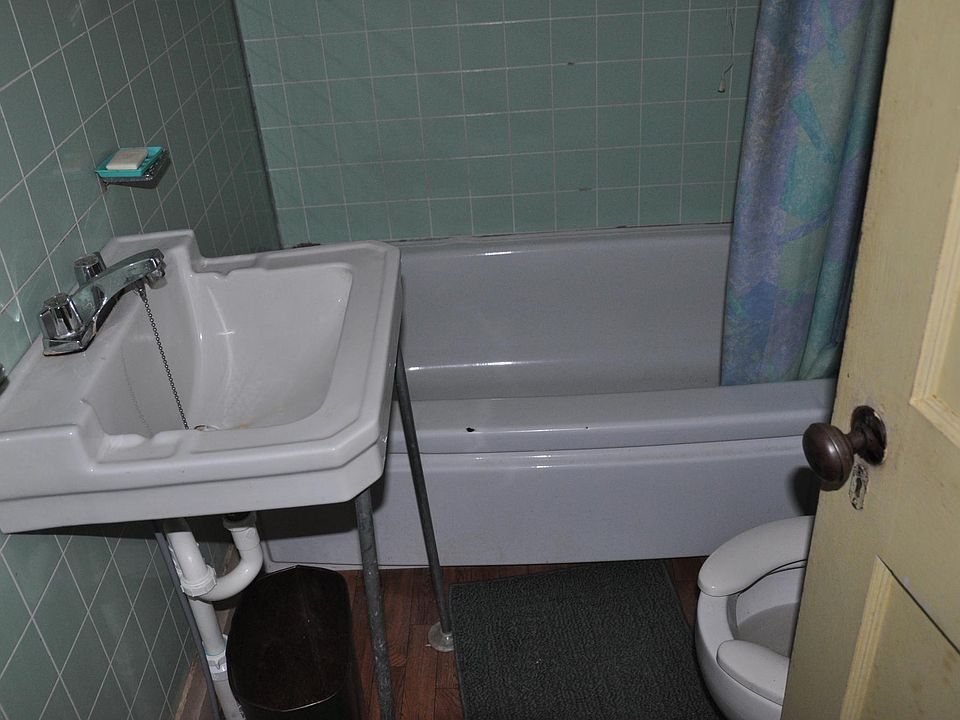 2nd image of 402 College Heights Dr