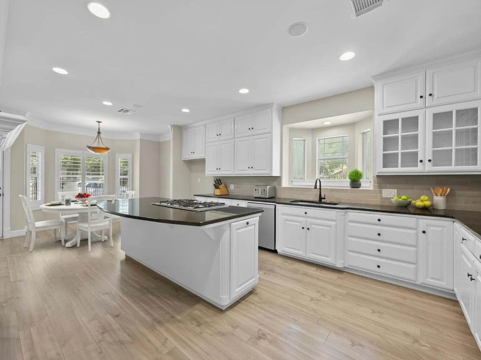 3 bed, 2.0 bath, 2603 sqft, $4,000 — Photo 2