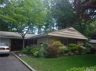 19 Sandstone Ln, Stony Brook, NY 11790