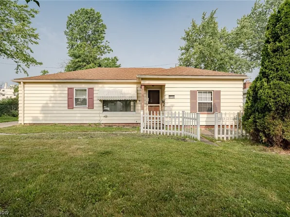 6534 Aylesworth Dr, Parma Heights, OH 44130
