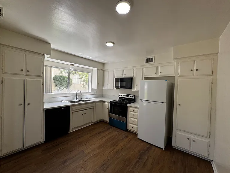 100 - Kimberly Apartments — Photo 35