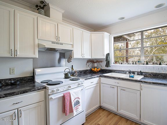 5th image of 611 N Wright Ave