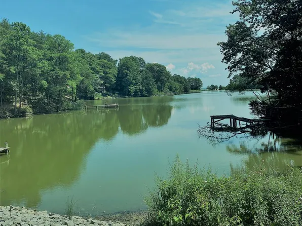 416 Lake Ter, Lusby, MD 20657