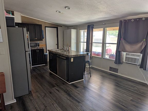3rd image of 206 Oak St