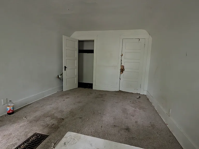 2113 W Howett St — Photo 6