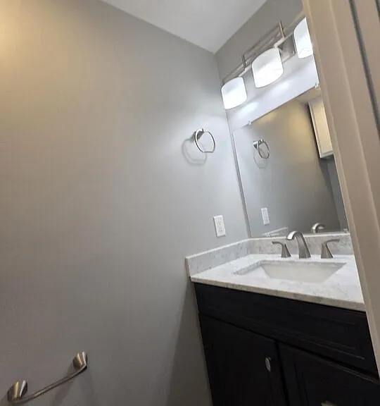 5353 1/2 S Harcourt Ave — Photo 6