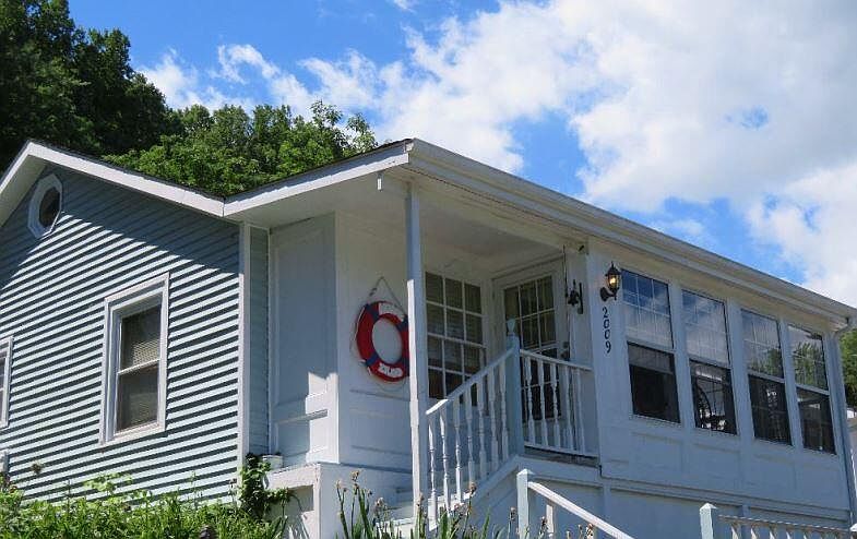 2nd image of 2009 Armstrong Ave