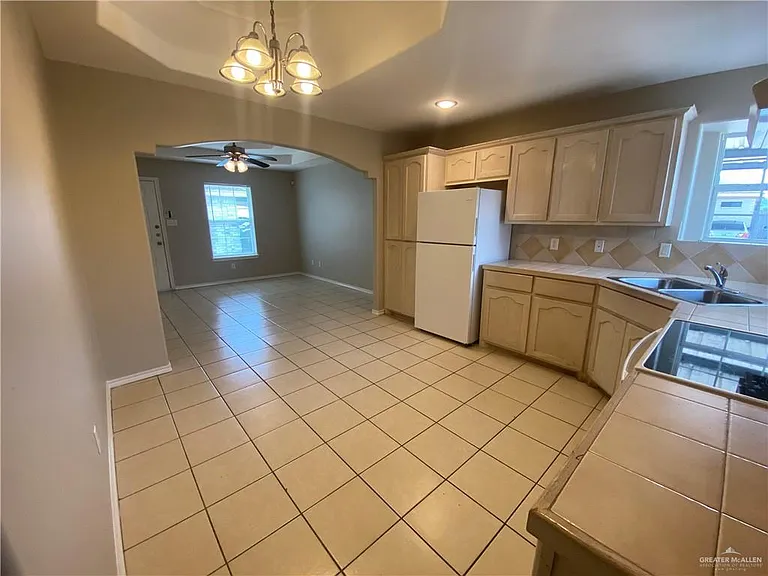1403 Tampa St — Photo 3