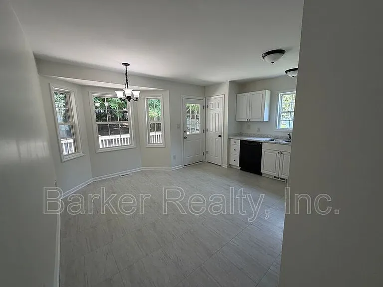 704 Southampton Dr — Photo 4