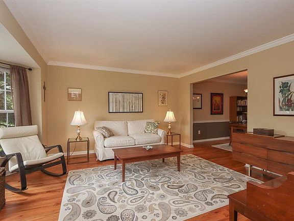 5th image of 563 Clairmont Woods Dr