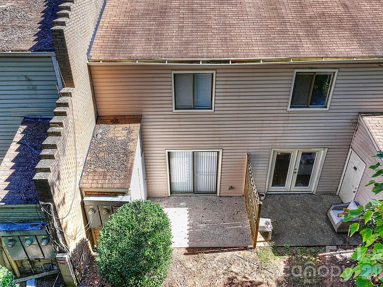 951 Hollywood St — Photo 17