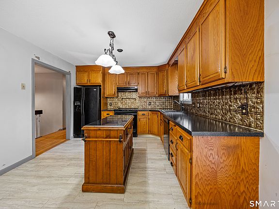 5th image of 122 Maple Hill Road