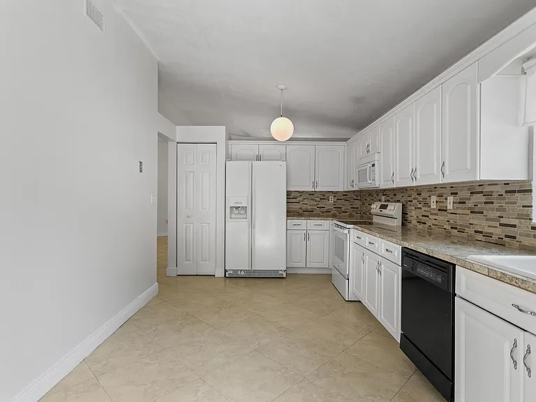 13945 Langley Pl — Photo 8