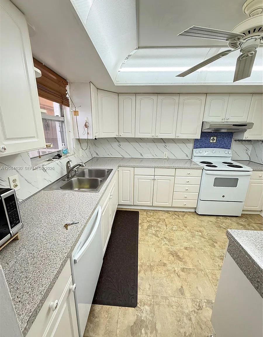 Buckley Towers Condo - Ea — Photo 4