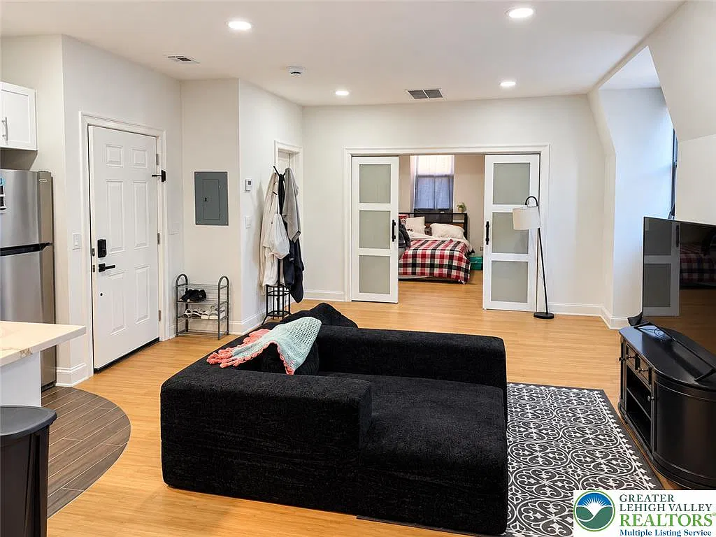 1 bed, 1.0 bath, 918 sqft, $1,350 — Photo 2