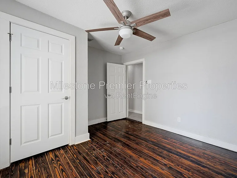 215 W Walker St — Photo 15