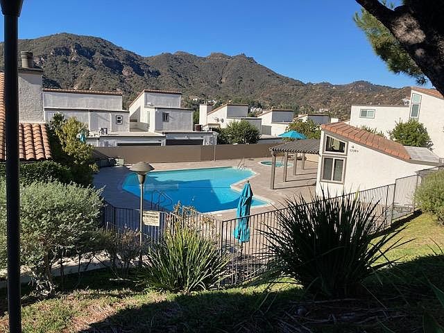 1st image of 1712 Palisades Dr