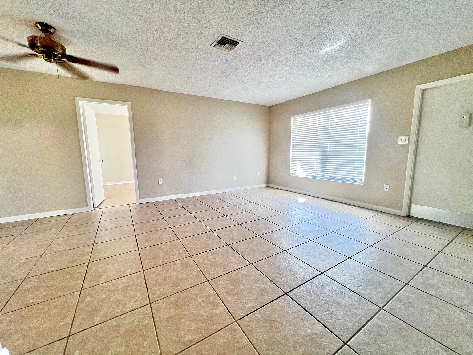 2 bed, 1050 sqft, $1,550 — Photo 3