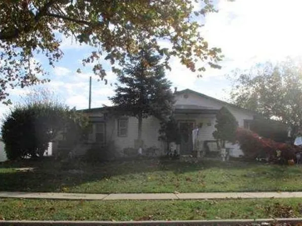 32 Valley Rd, Levittown, PA 19057