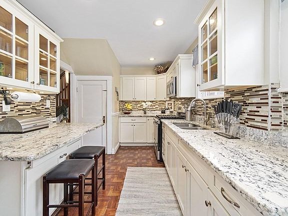 3rd image of 54 Gallivan Blvd