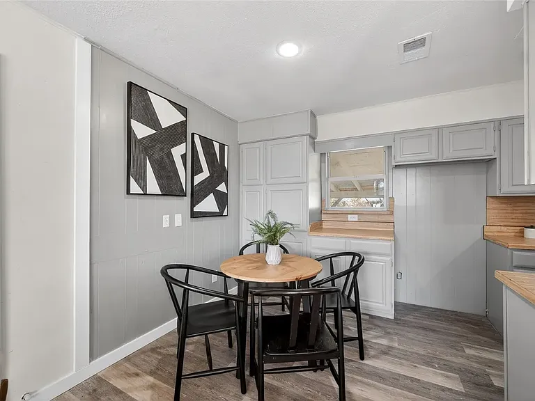 2020 Midlake Ln — Photo 8