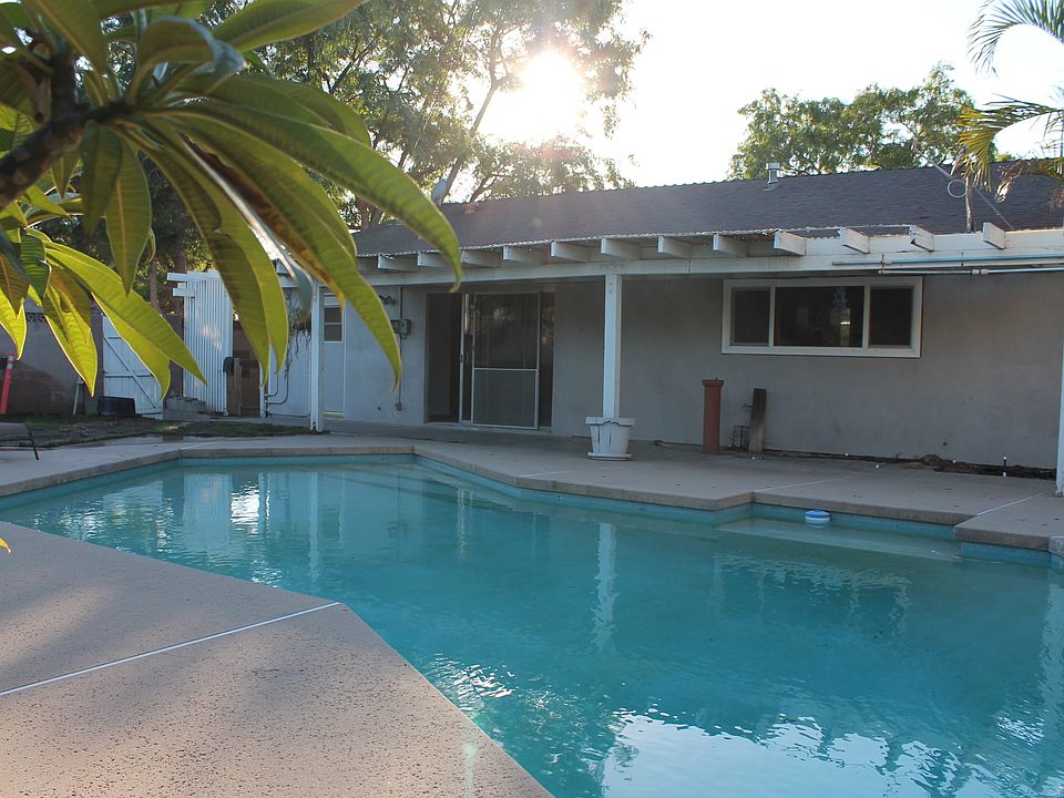 Pool and Jacuzzi service included with Rent