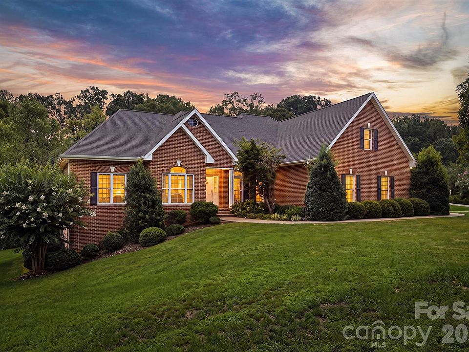 1st image of 405 Woodridge Dr