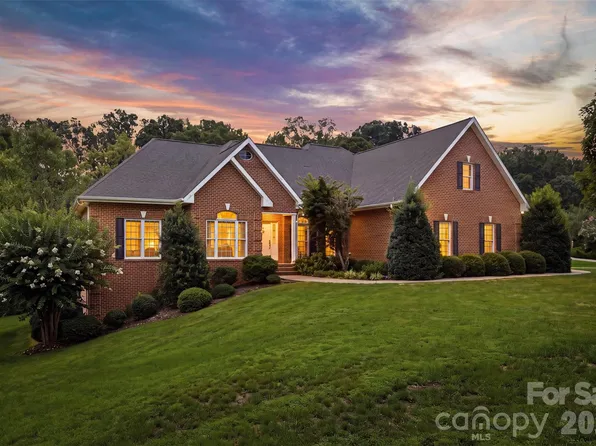 405 Woodridge Dr, Lenoir, NC 28645