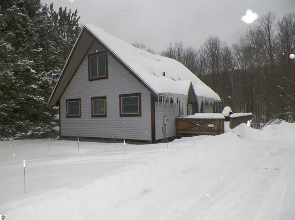7148 Vail Dr, Cadillac, MI 49601