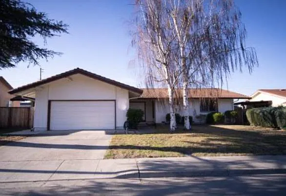 40975 Chiltern Dr — Photo 1