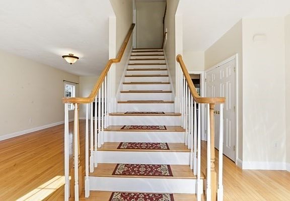 4th image of 6 Laura Dr