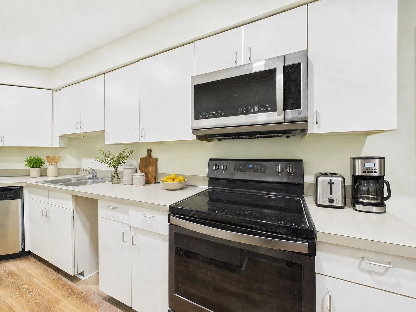 Huge 2 Bed 2 Bath Rittenhouse With Parking! — Photo 3