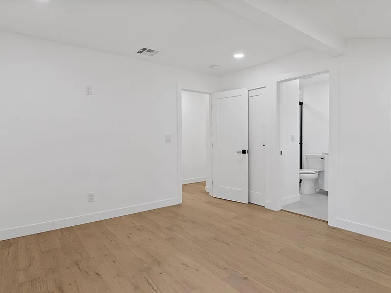 5261 Allott Ave — Photo 16