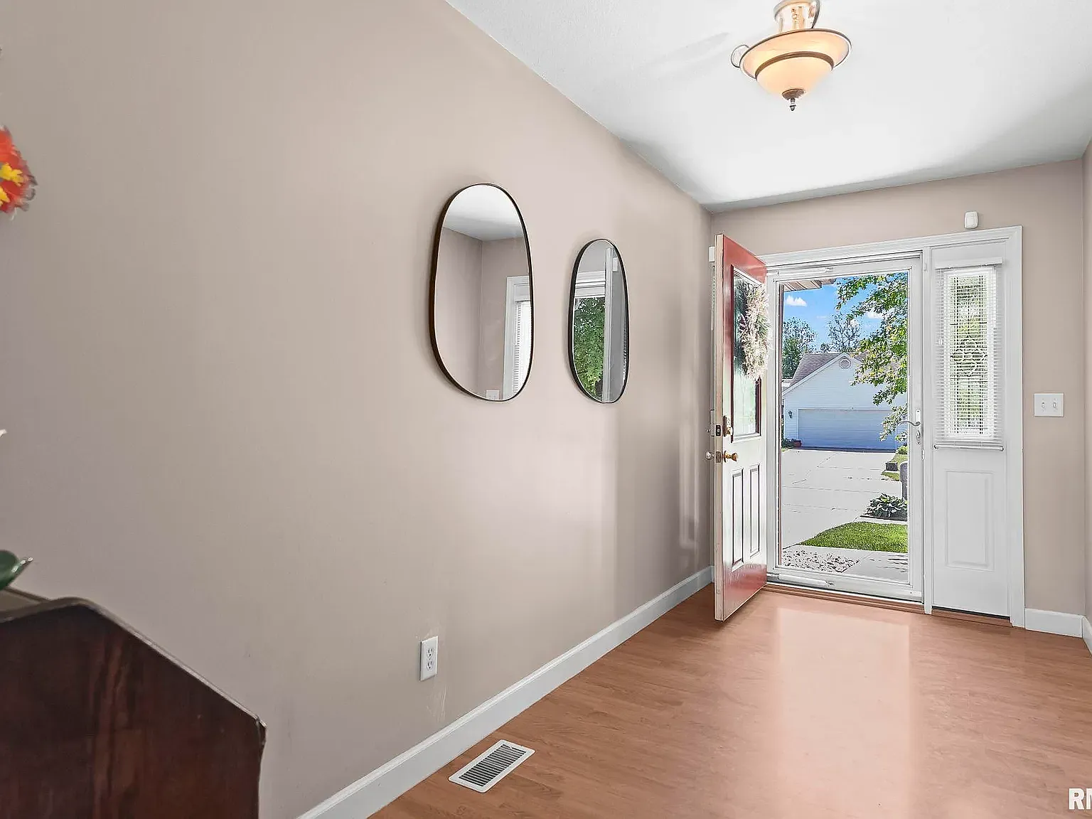 3 bed, 1818 sqft, $2,500 — Photo 2