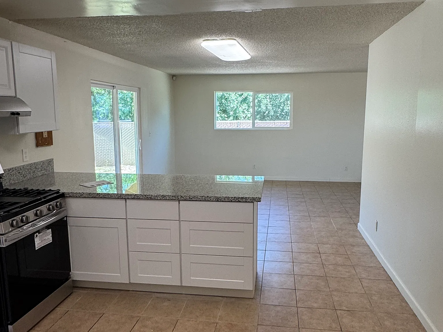 3 bed, 2.5 bath, 1906 sqft, $2,400 — Photo 4
