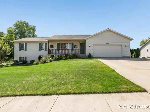 5925 Grand Oaks Dr NE, Comstock Park, MI 49321
