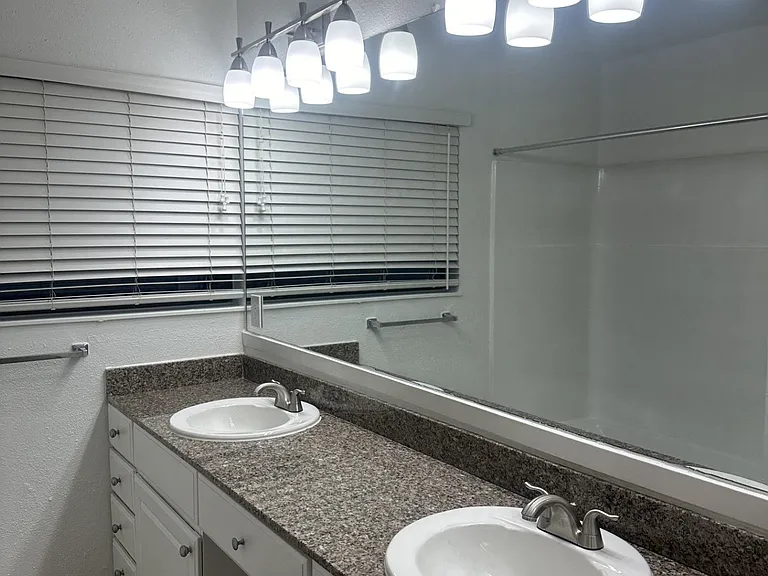 Augusta Court Apartments — Photo 36