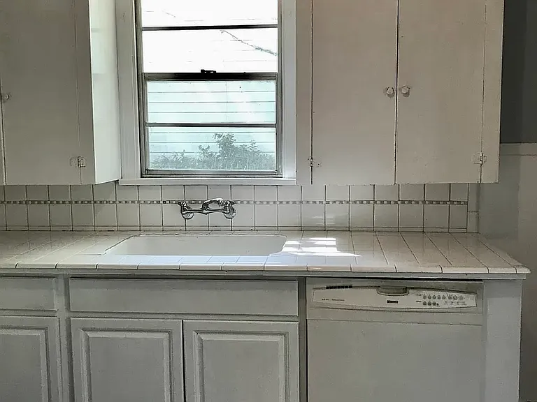 231 E Slattery Blvd — Photo 3