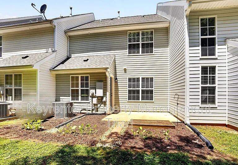 805 Creek Crossing Trl — Photo 25