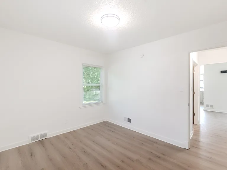 105 Sunset St — Photo 3