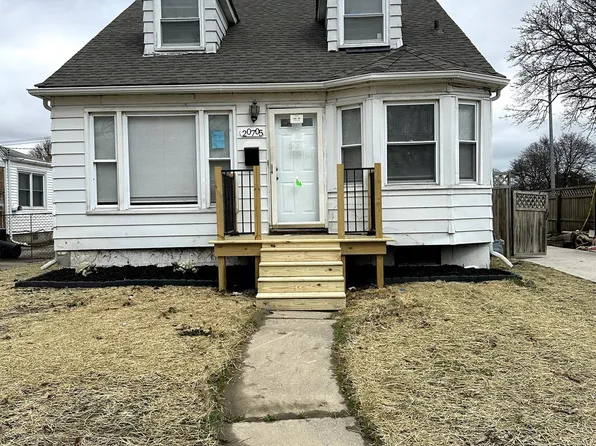 20705 Kenosha St, Harper Woods, MI 48225