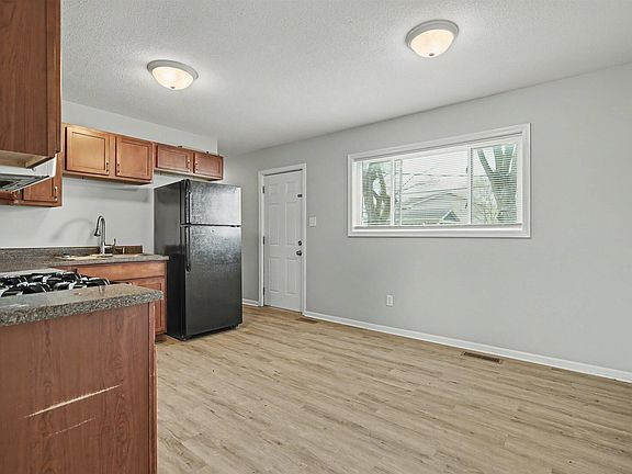 5th image of 318 Village Rd