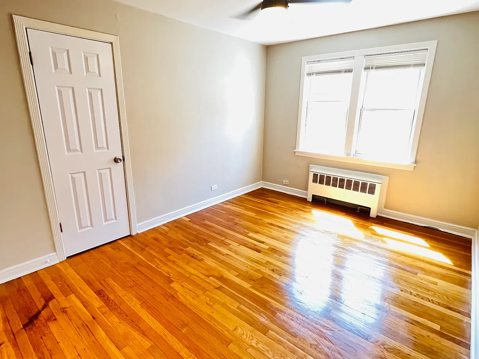 2 bed, 1000 sqft, $1,900 — Photo 1