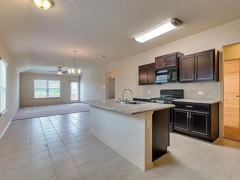 224 Lake Gln — Photo 3