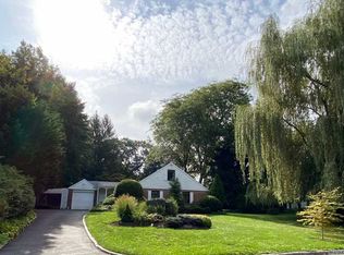 39 Beechwood Dr, Glen Head, NY 11545