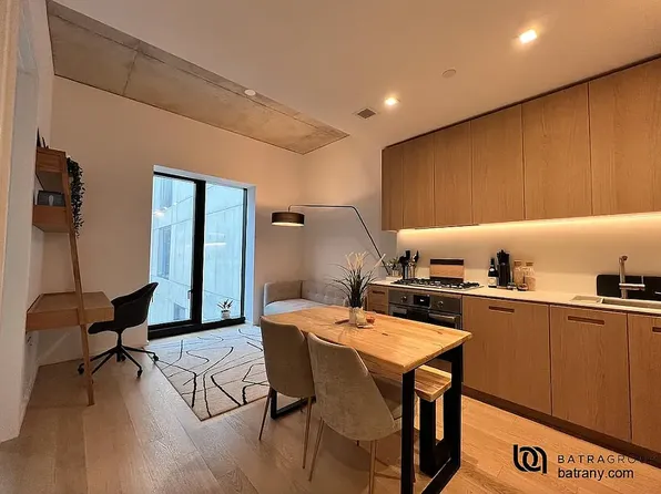 98 Front St, Brooklyn, NY