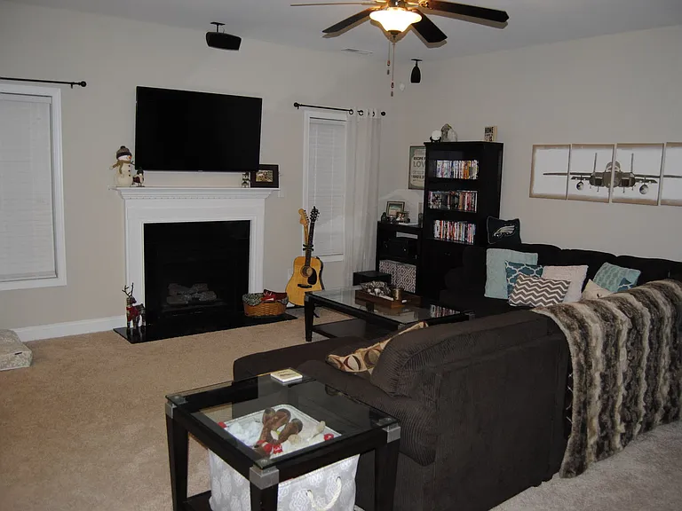 107 W Berkshire Ct — Photo 4