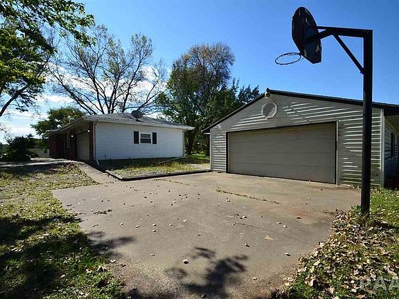 4th image of 8815 N Willow Dr